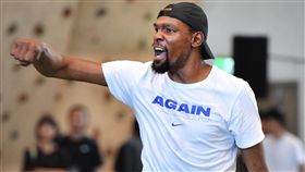 NBA球星杜蘭特提前訪台（2）美國職籃（NBA）金州勇士隊球星杜蘭特（Kevin Durant）原訂10、11日造訪台灣，因颱風逼近，決定提前來訪，9日在台北出席籃球訓練營活動，指導台灣小將球技。中央社記者王飛華攝  107年7月9日