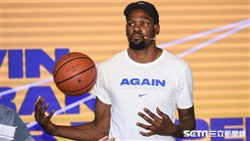 Kevin Durant KD訪台指導松山高中練球。 （圖／記者林敬旻攝）