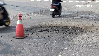 連日豪雨馬路坑疤　6旬夫妻慘摔送醫