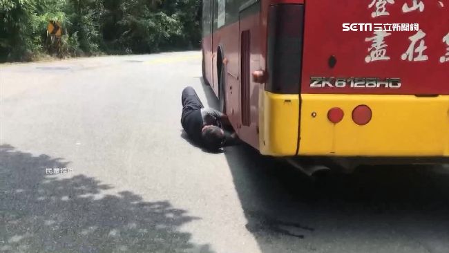 客運山路突停　司機「鑽車底」修車