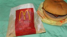 放了6年的麥當勞套餐，男子拿來拍賣遭下架。（圖／翻攝cbc.ca）