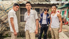 林柏叡（左二）與邱宇辰（右二）、吳岳擎（右一）、林輝瑝（左一）在《鬥魚》電影版中有多場打戲。（圖／多曼尼題供）