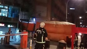 墜樓,南港小模,受困,遮雨棚（圖／翻攝警消畫面）