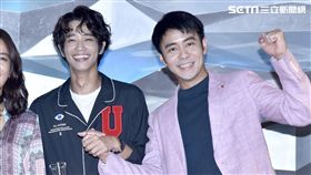 劉以豪劉子千拍照硬要牽手。（圖／歐銻銻娛樂提供）