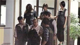 民政府吸金3億  秘書長夫妻凌晨移送複訊台灣民政府發起人林志昇，虛構「美國軍政府」授權台灣民政府核發身分證、車牌及行照、旅行證等，藉此斂財，在民眾的檢舉下，10日遭檢調兵分7路搜索。經漏夜偵訊，11日凌晨時將林志昇（前排中）、林梓安（後排中）等人，移送地檢署偵辦。中央社記者吳睿騏攝　107年5月11日