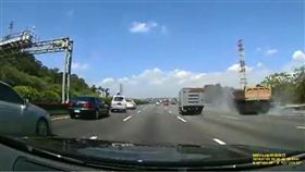國道三寶,擦撞,連環撞,變換車道,逃逸（圖／翻攝爆料公社畫面）