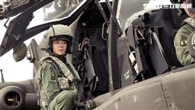 《女兵日記》上尉連長劉香慈 帥登阿帕契。（圖／TVBS提供）