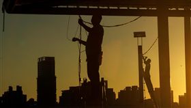 颱風將近　河濱公園店家防颱（3）中央氣象局9日下午發布強颱瑪莉亞海上颱風警報，台北市政府晚上8時將啟動水門「只出不進」管制措施，工程人員傍晚將大稻埕碼頭的掛燈拆除，進行防颱準備。中央社記者裴禛攝　107年7月9日 -工人-勞工-