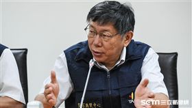 台北市長柯文哲前往災害應變中心聽取簡報並接受聯訪。 （圖／記者林敬旻攝）