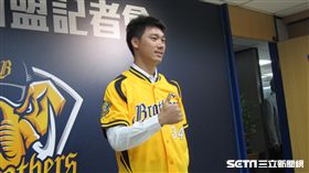 ▲李振昌穿上中信兄弟34號球衣。（圖／記者蕭保祥攝）