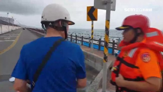 拿命開玩笑！民眾以身涉險冒險觀浪