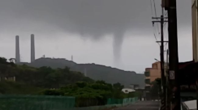 強颱瑪莉亞逼近　基隆驚見水龍捲