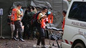 泰國,受困,山洞,救援,足球（圖／翻攝自泰國頭條新聞微博）