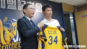 ▲中信兄弟球團領隊劉志威（左）為李振昌穿上34號球衣。（圖／記者蕭保祥攝）