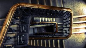 樓梯、逃生門／pixabay