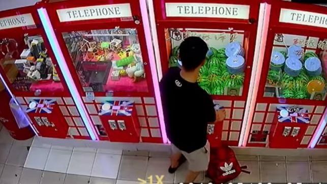 男機台前「做運動」　網：他在生娃娃