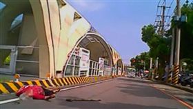 84歲嬤跌馬路／臉書爆料公社