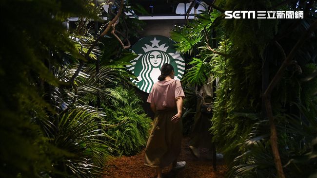 解雇不合法　法院認定在星巴克算上班