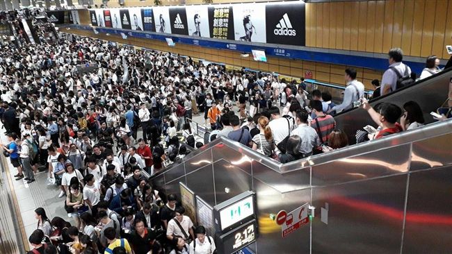 擠翻啦！四點停班停課人潮塞爆捷運站
