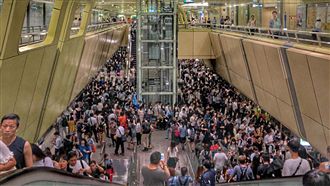 強颱直撲北台　下班人潮塞爆宛如跨年