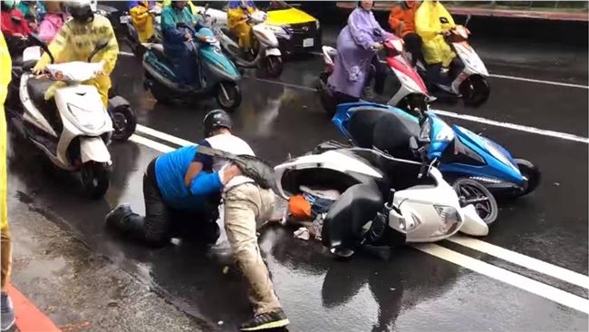 機車騎士馬路上打架　阻礙交通引眾怒