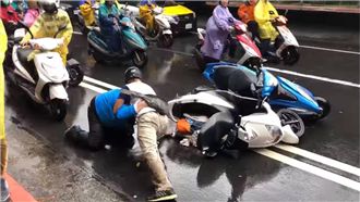 機車騎士馬路上打架　阻礙交通引眾怒