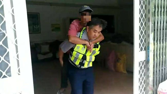 颱風天腳傷受困　暖心警背他撤離家園