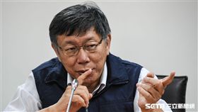 台北市長柯文哲前往災害應變中心聽取簡報並接受聯訪。 （圖／記者林敬旻攝）