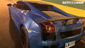 國道3號南下碧潭隧道中間車道發生3車擦撞車禍，其中一部是藍色的藍寶堅尼超跑（翻攝畫面）