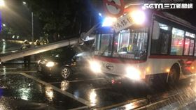 台北市中山北路發生公車疑因天雨路滑撞倒紅綠燈桿（翻攝畫面）