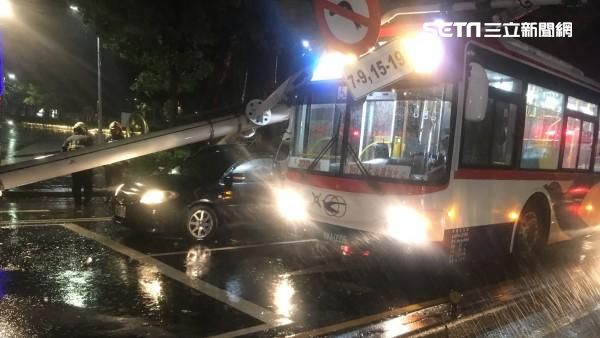 中颱進逼天雨路滑　公車撞倒紅綠燈桿