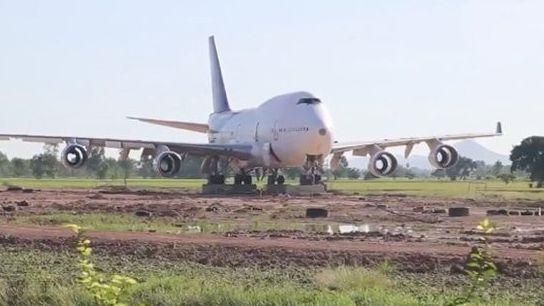 荒野出現一架波音747　村民驚呆