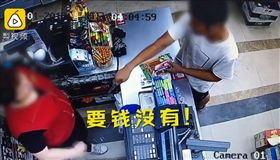 打劫,大媽,持刀,收銀員,超市,盜竊,持刀,大陸,江蘇　圖／翻攝自梨視頻　https://goo.gl/cSQNpv