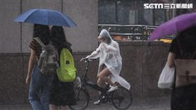 颱風瑪莉亞來襲，台北市區民眾冒風雨下班，風雨、大雨、豪雨。 （圖／記者林敬旻攝）