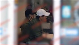 高雲翔、董璇夫婦被媒體捕抓到一同上警局報到。（圖／翻攝自微博）