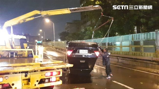 瑪莉亞來襲！北市建國高架驚傳翻車