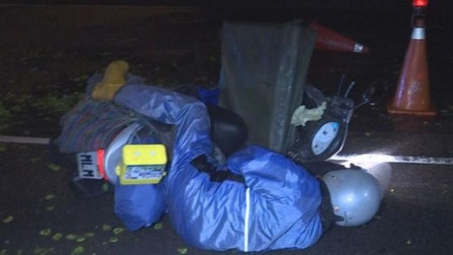 台中市區路樹倒塌　騎士閃避不及摔傷