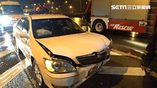 風雨交加　轎車國道失控打滑自撞