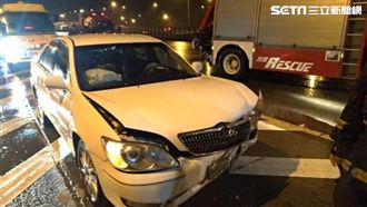 風雨交加　轎車國道失控打滑自撞