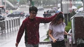 颱風瑪莉亞來襲，台北市區民眾冒風雨下班，風雨、大雨、豪雨。 （圖／記者林敬旻攝）