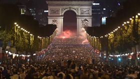 凱旋門前擠滿狂歡民眾（圖／翻攝自推特）