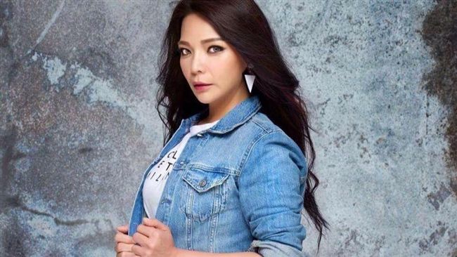 小甜甜露雪白美腿　偕精壯鮮肉看診