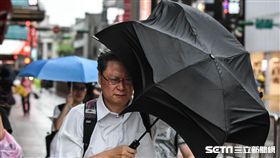 颱風瑪莉亞來襲，台北市區民眾冒風雨下班，風雨、大雨、豪雨。 （圖／記者林敬旻攝）