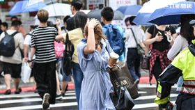 颱風瑪莉亞來襲，台北市區民眾冒風雨下班，風雨、大雨、豪雨。 （圖／記者林敬旻攝）