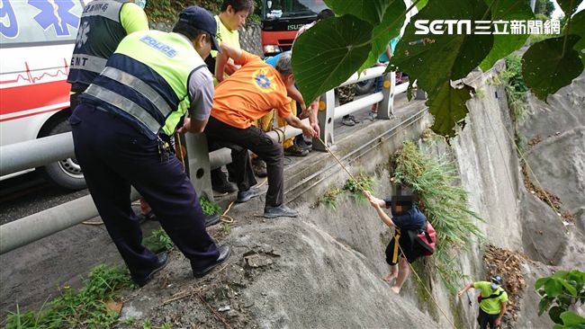 嚇！下車看清水斷崖⋯突聽見：救命啊