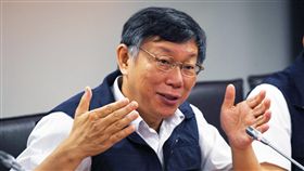 北北基放颱風假不同調  柯文哲：尊重專業台北市長柯文哲（圖）11日上午8時到台北市災害應變中心主持工作會報，對要不要放颱風假，北北基3市不同調，表示「太明顯跟專業不一樣時，還是選擇尊重專業」。中央社記者施宗暉攝  107年7月11日