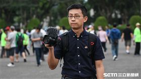 姚文智機蛋大遊行，台北市議員參選人邱議員、呱吉現身台下。（圖／記者林敬旻攝）