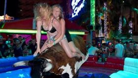 西班牙夏天度假勝地馬蓋洛夫（Magaluf）被不少人稱是「性愛天堂」，但有一名女子爆出她曾到當地工作，結果變成老闆的「性奴」，甚至還有女子被迫嗑藥。對此，英國政府警告要前往馬蓋洛夫遊客，因為該度假勝地沒有想像中美好。（圖／翻攝自太陽報）