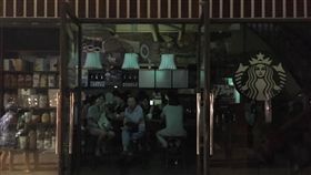 電還沒來　邊喝咖啡等供電（1）桃園大潭電廠6機組15日跳機，全台大停電。台北街頭部分商家直至天黑都還沒恢復電力，圖為民生東路五段圓環星巴克停電，民眾照常喝咖啡，等待復電。中央社記者鄭傑文攝　106年8月15日