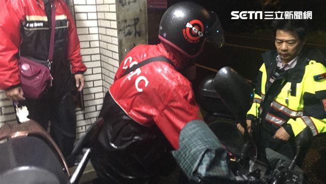 騎士不敵瑪莉亞　受困公車亭警神救援